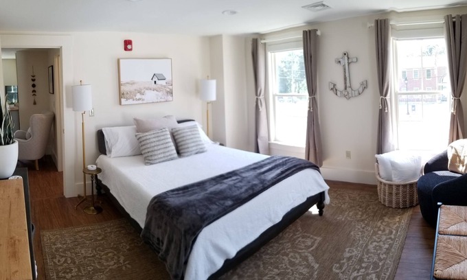Durham Hotel | Queen Ste at Public House, food trucks & craft beer on site, walk to UNH & town