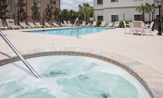 Lafayette Apartment | Queen Studio Near LFT | Free Daily Breakfast, Outdoor Pool + Hot Tub Access