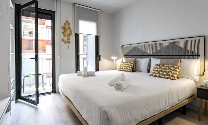 Collblanc y La Torrassa Apartment | Quiet 2 Level Apartment with Balcony