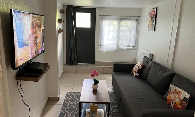 Epinay-sur-Seine Apartment | Quiet 2-room apartment near Paris, independent entrance