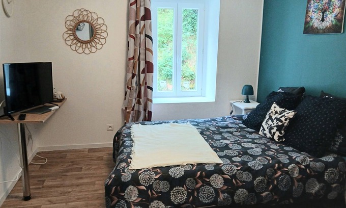 Saint-Nectaire Bed & Breakfast | Quiet 3-person family room facing the forest, ideal for families