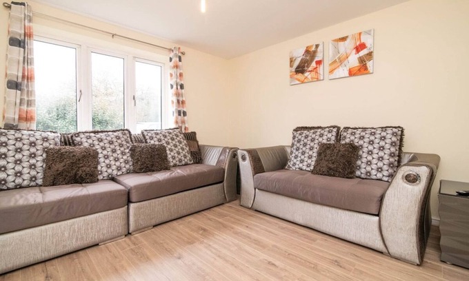 Wolverhampton House | Quiet and Lovely 3-bed house parking and garden