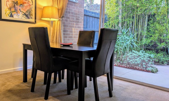 Hawthorn Apartment | Quiet and private spacious 1 bedroom apartment in prestigious Hawthorn street