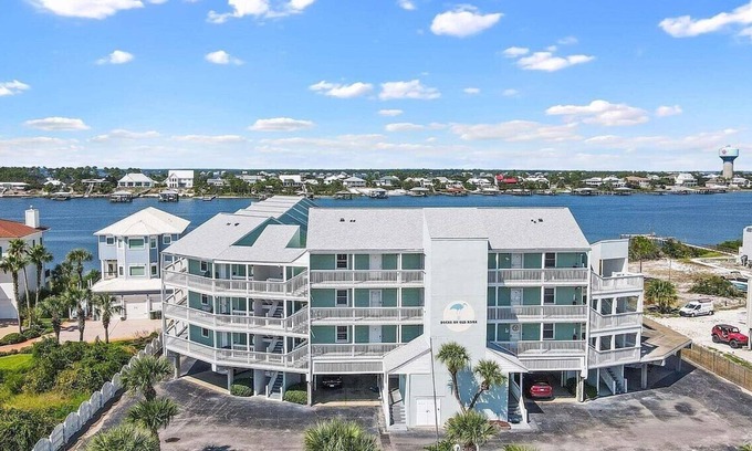 Ono Island Condo | Quiet bay side condo with pool and fishing pier