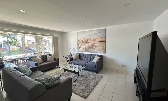 Laval House | Quiet City Retreat in Lavaln