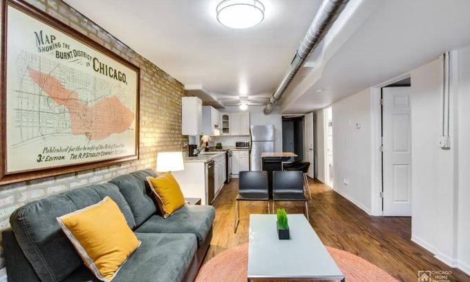 West Town Apartment | Quiet Comfort in the Big City, Just Steps to the Blue Line apts