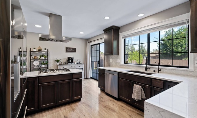 Yakima House | Quiet modern home, Sleeps 12, Hot tub, Private yard
