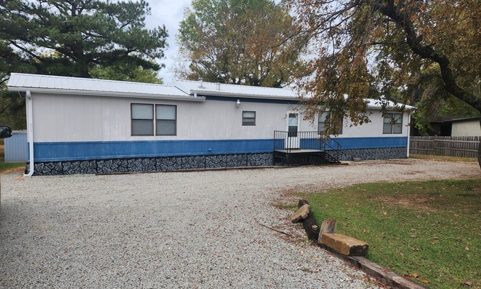 Eufaula House | Quiet Retreat. 5 Minutes to the Marina and Boat Ramp and Pet Friendly!