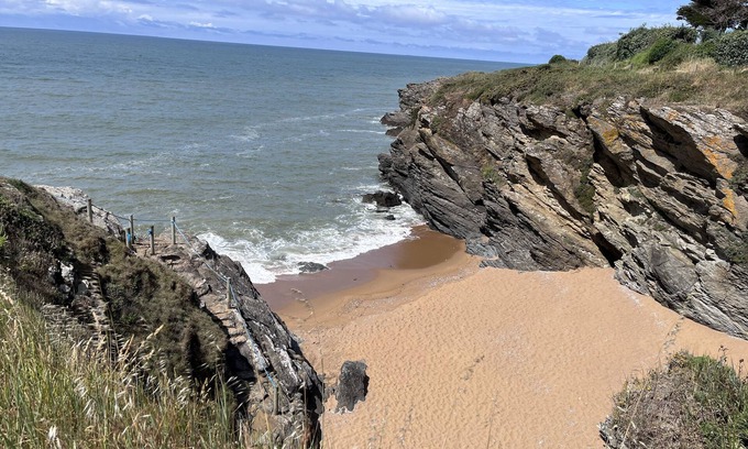 Loire-Atlantique House | Quiet seafront villa: 2-minute walk to the beach via private access