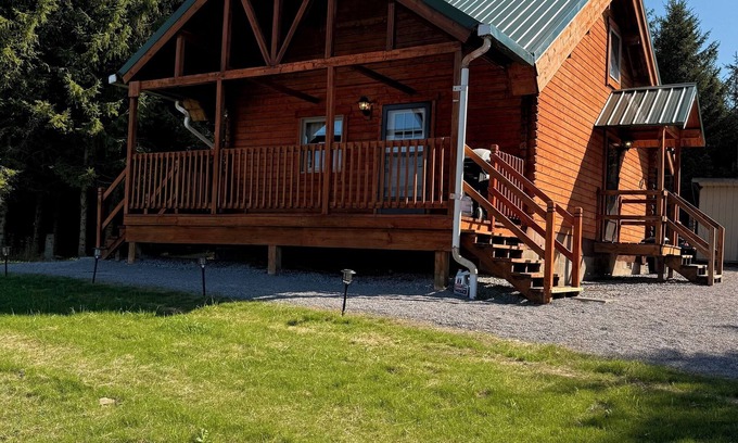 Delevan Cabin | Quiet Secluded Hilltop Log Cabin on a Gravel Road