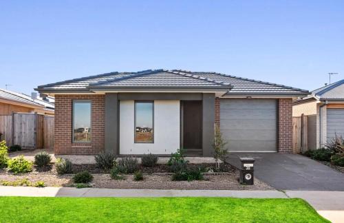 Mambourin House | Quiet & Spacious Holiday Home in Werribee