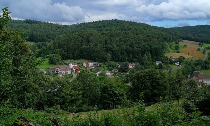 Schonbrunn Apartment | Quiet, spacious maisonette apartment (6pers.) 2bathrooms, 2balconies 30km to Heidelberg