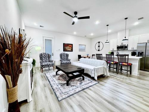 North Houston House | Quiet stylish home close to downtown and airport