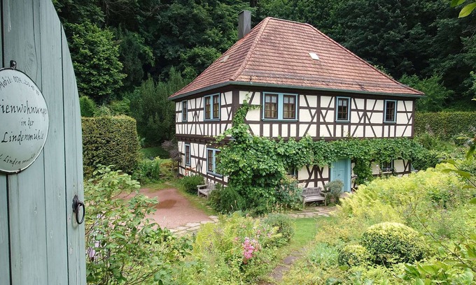 Bad Liebenstein Apartment | Quiet vacation apartment in Glücksbrunn Castle Park - right next to Altenstein Park