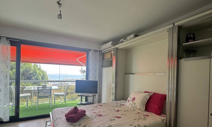 Mandelieu-la-Napoule Beach Apartment | Réf. 14473/Holiday rental Mandelieu - Studio with sea view & sleeps 4