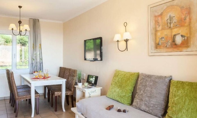 Les Restanques Apartment | Résidence Pierre & Vacances Les Restanques du Golfe de Saint Tropez - Apartment for 7 people - 1 bedroom + 1 sleeping area - Terrace or balcony - Sea view