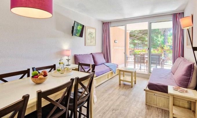 Giens Apartment | Résidence Pierre & Vacances La Pinède*** - Apartment for 6 people - 1 bedroom + 1 sleeping area - Terrace or balcony - Garden view