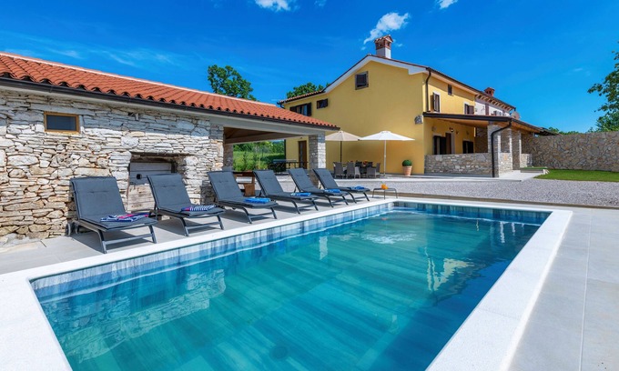 Trget Villa | Rückzugsort am Meer mit Pool, nur Wenige Minuten vom Strand Entfernt