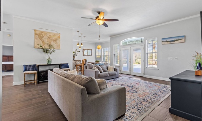 High Springs House | Ranch House w/Pools, Pickleball, Sand Volleyball 10 mins to Springs