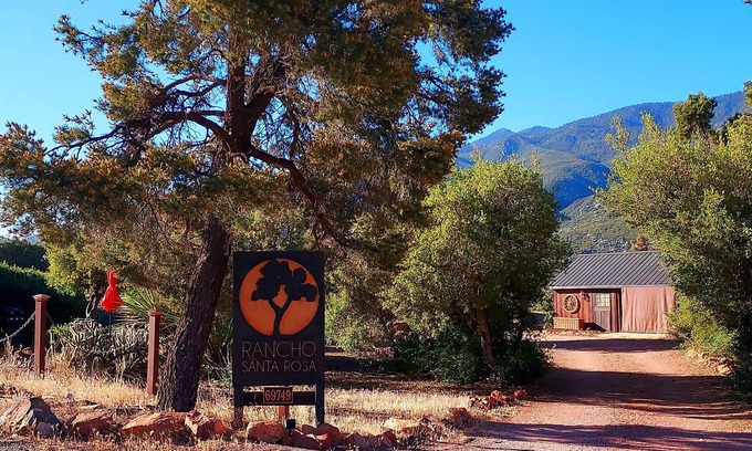 Pinyon Pines House | Rancho Santa Rosa Casita, Art Gallery, Spa and Saunan