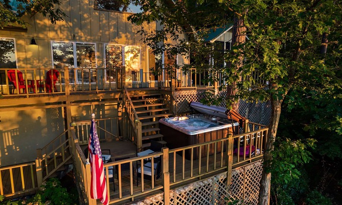 Jasper House | Rare Find! Relaxing Lake house, everything you need!