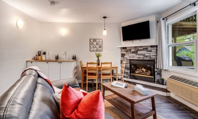 Dwight House | Rare Muskoka Chalet Suite - B8