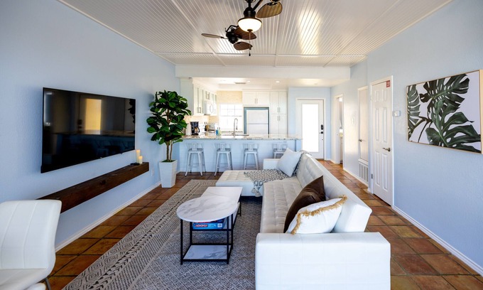 Corpus Christi Apartment | Ravishing Waterfront! Pool/Spa 2BR King & QueennBrand new Docks and Slips