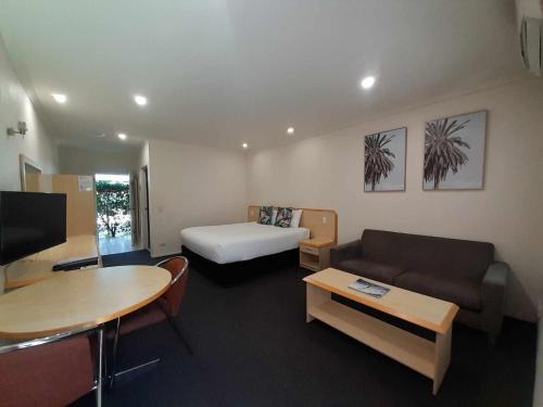 Woombye Hotel | Red Bridge Motor Inn