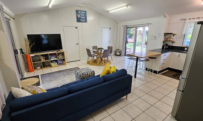 Dundee Beach House | Red Dog's Retreat and Pup with a pool, WiFi & ocean views, sleeps 6