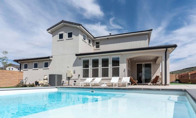 Washington House | Red Rock Haven - NEW Private Pool, putting green, & more. Perfect family retreat