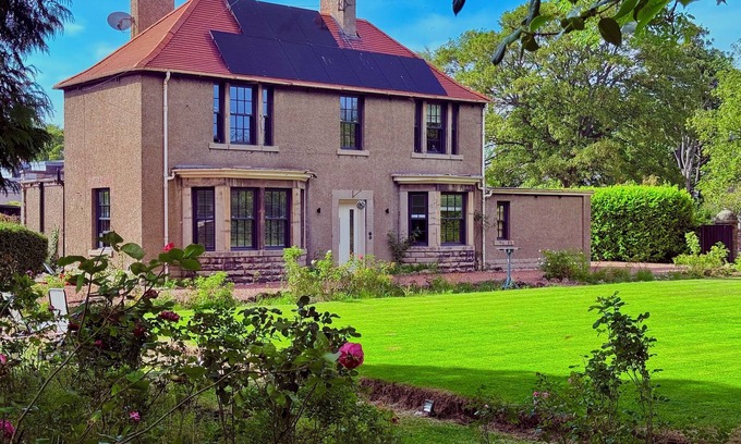 Newtongrange House | Red Roofs | 5BR Luxury | Near Edinburgh | EV Point