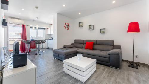 Praia da Rocha Apartment | Red Velvet 1 BDR Flat With Balcony by LovelyStay