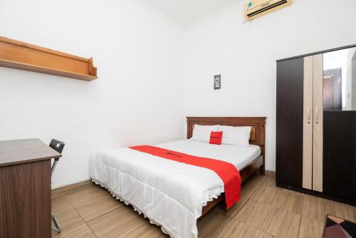 Surabaya Hotel | RedDoorz At Nginden Surabaya