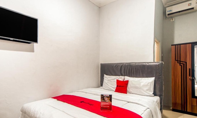 East Jakarta Hotel | RedDoorz near Graha Cijantung Mall