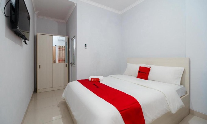 Cilegon Hotel | RedDoorz Plus near Simpang Tiga Tritayasa Cilegon