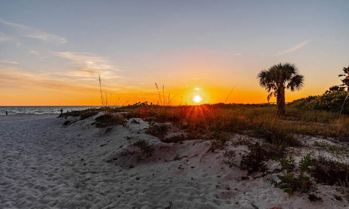 Redington Shores House | Redington Shores Beach Cottage -sleeps 12- steps to the beach!