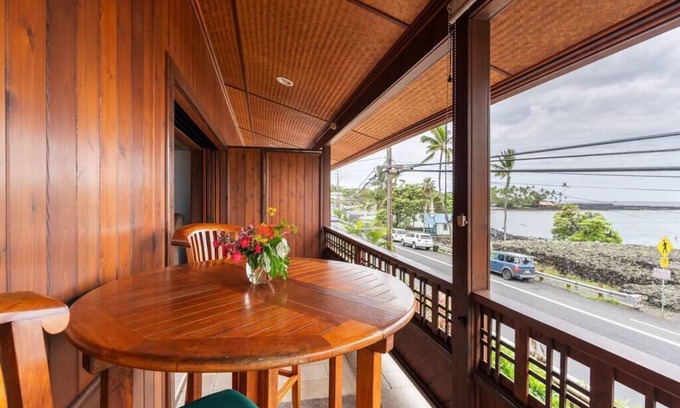 Kahaluu Bay Villa | Reefside Suite at Seaspray Ocean View