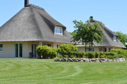 Staberdorf House | Reetdachhaus 2, inkl 2 Parkplätze