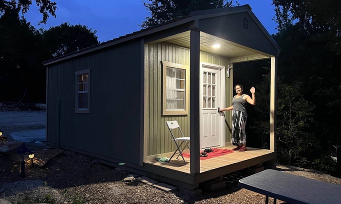 Jacksboro House | Reflection Cabin overlooking Lake Godstone