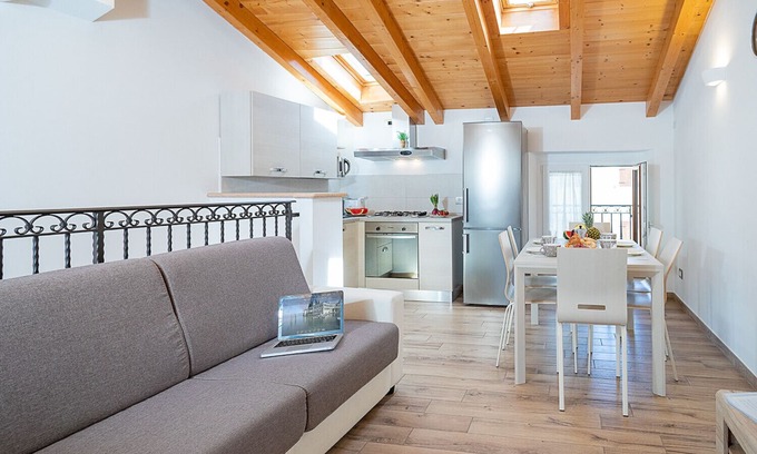 Bardolino Ski Chalet | Regarda - Romantic apartment Casa Rossa 2 with wifi, air conditioning
