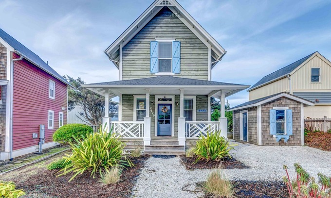 Lincoln City House | Relax and Refresh, Seconds From Beach, Bedrooms w/En-Suite Bathrooms, Community Pool, Fire-Pit, BBQ