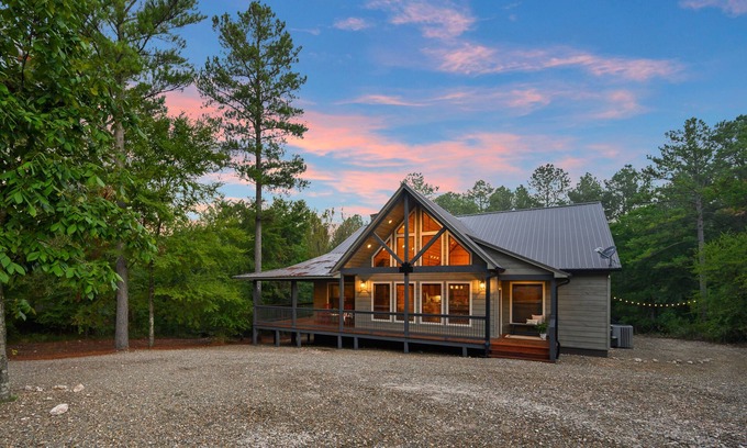 Broken Bow Cabin | Relax and Unwind at the LAZY CANOE LODGE -Sleeps14!