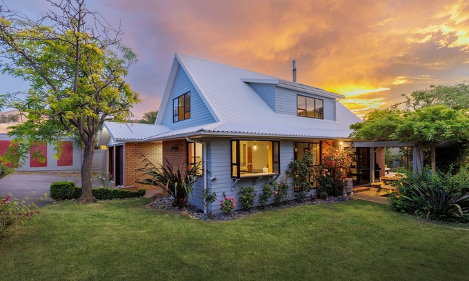 Blenheim House | Relax and unwind in your home away from home in a large private home