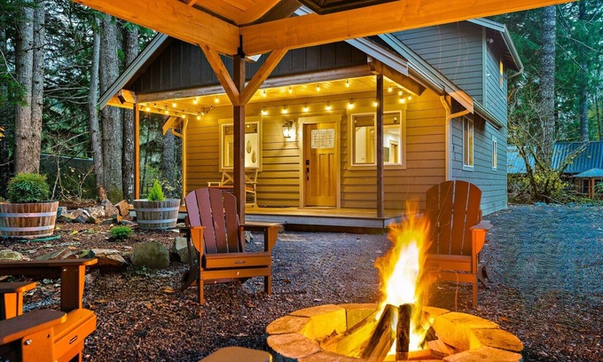 Paradise Estates Cabin | Relax by Rainier: Luxe King, Full Kitchen, Covered Fire Pit, AC, 5 mi to Park