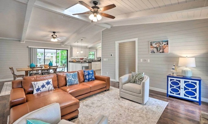 Tarpon Springs House | Relax by the bay! Cozy Beach House w/Private Pool Oasis < 2Mi to the Beach!