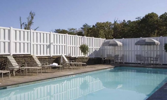 Ruckersville Hotel | Relax in a Spacious Room w/Mini-Fridge Near Shenandoah National Park