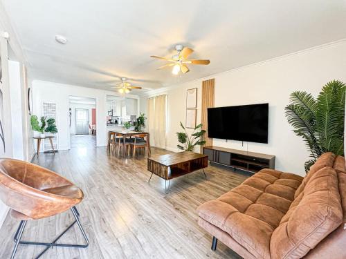 Vernon House | Relax in This Comfy 4BR Home in LA - ROG - VE