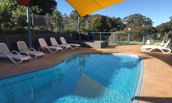 Metung Cabin | Relax in this stylish, beachy cabin in beautiful Metung. Small dog allowed.