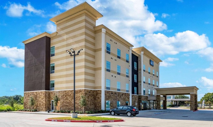 Katy Resort | Relax in Three Comfortable Units, Comes with FREE Parking and Breakfast!