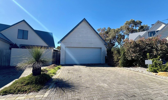 Dunsborough House | Relax On Moonshine – Your Dream Coastal Escape